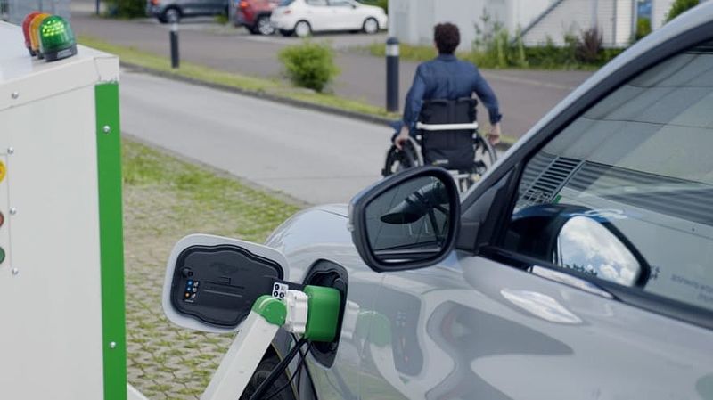 Ford testet Roboter-Ladesäule, die Menschen mit körperlichen Einschränkungen beim Aufladen von Elektrofahrzeugen helfen soll