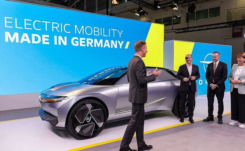Bundeskanzler Olaf Scholz besucht Opel-Stand auf der IAA Mobility